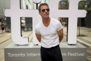Zack Snyder se defende de críticas e anuncia ter feito ‘o filme mais gay de todos’