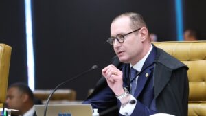 STF: Ministro Cristiano Zanin cobra resposta da Anatel sobre acesso à internet nas eleições em 48 horas