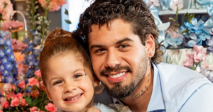 Zé Felipe canta ao vivo e reação da filha Maria Flor viraliza na internet