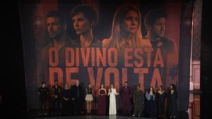 Adriana Esteves e Débora Falabella se reencontram emocionadas no anúncio de Avenida Brasil 2