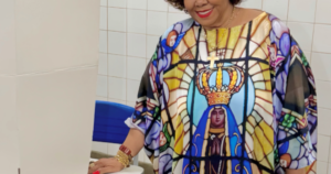 Alcione vota com roupa homenageando Nossa Senhora Aparecida e emociona fãs