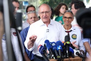 Alckmin rebate Flávio Bolsonaro e compara mudanças constitucionais com discurso da ditadura militar