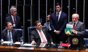 Alcolumbre articula indulto a Bolsonaro em troca de apoio político para reeleição