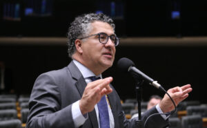 Alencar Santana pede inelegibilidade de Flávio Bolsonaro por carta golpista