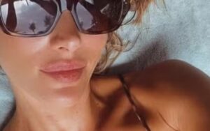 Alessandra Ambrósio posa de biquíni em Bali e impressiona com forma impecável