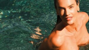 Alessandra Ambrosio bombarda redes com mergulho sensual e recebe chuva de elogios