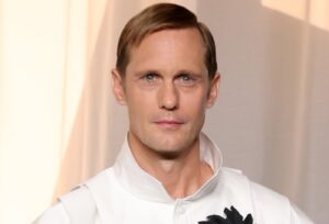 Alexander Skarsgård surpreende com visual ousado em evento nos EUA
