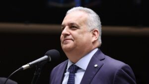 Candidato a vice de Flávio Bolsonaro amplifica fake news contra Lula e fala em propina de R$ 1 bilhão