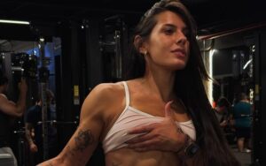 Ana Castela impressiona com abdômen trincado e corpo sarado