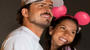 Ana Castela beija Jon Vlogs na Disney e confirma romance que circulava em rumores