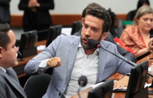 André Janones é internado na UTI após sofrer arritmia cardíaca durante debate na Band