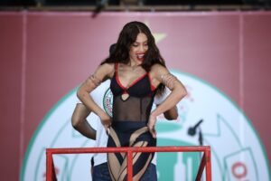Anitta resgata calça transparente polêmica em ensaio da Grande Rio