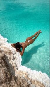 Anitta curte férias paradisíacas com mãe na Itália