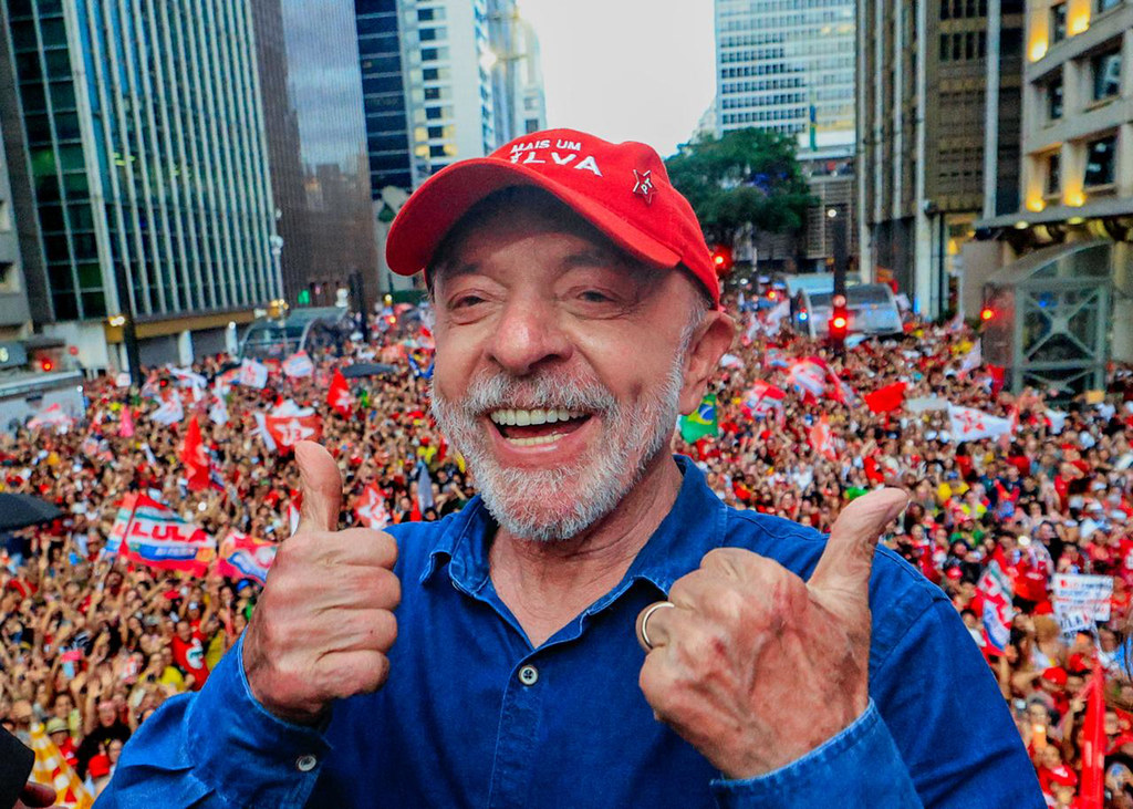 Lula faz sinal de positivo com a Avenida Paulista lotada ao fundo