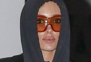 Bianca Censori desafia calor de 38°C com look arriscado ao lado de Kanye West