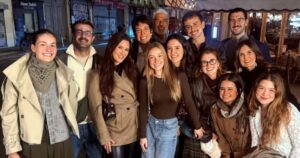 Bonner reúne filhos, esposa, ex-mulher e amigos em jantar memorável em Paris