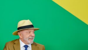 Brasil chega às urnas com renda recorde e desemprego no menor nível