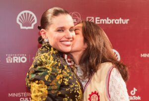 Bruna Linzmeyer brilha no tapete vermelho do Festival do Rio com apoio especial da namorada