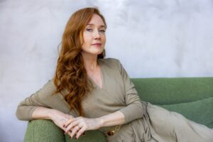 Camila Morgado promete antagonista instigante em Lá na Minha Terra
