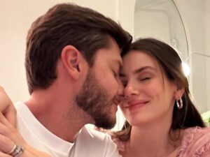 Camila Queiroz revela como maternidade transformou relação com Klebber Toledo