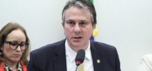Camilo Santana processa revista Veja por fake news sobre Flávio Bolsonaro