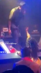Cantor de soul é indiciado por agressão após dar tapa em mulher durante show nos EUA