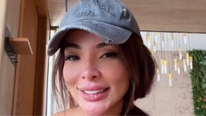 Carol Nakamura rejeita casamento e celebra vida de solteira aos 43 anos