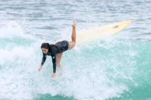 Carol Portaluppi enfrenta ‘vaca’ no surfe em Ipanema e mostra disposição