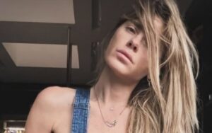 Carolina Dieckmmann arrasa em foto despojada com macacão e estilo ousado