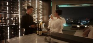 Cauã Reymond aparece sem camisa ao lado de Kim Kardashian em série do Disney+