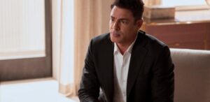 Cauã Reymond estreia na 2ª temporada de Tudo é Justo ao lado de Kim Kardashian e Glenn Close