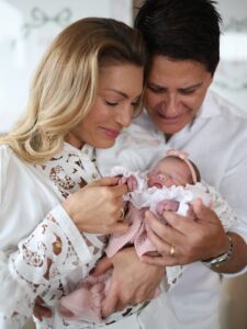 Cesar Filho e Elaine Mickely apresentam neta Luiza com emoção: ‘Coração transborda’