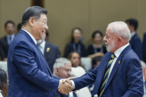 China ultrapassa EUA em aprovação na América Latina pela primeira vez desde 1995