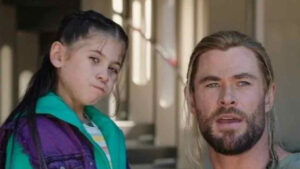 Filha de Chris Hemsworth, de 14 anos, choca ao vencer competição de montaria contra garotos