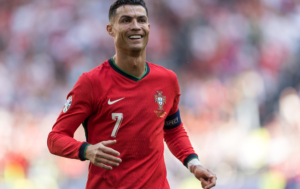 Cristiano Ronaldo derrota Messi e é o jogador mais bem pago do mundo; veja quanto fatura