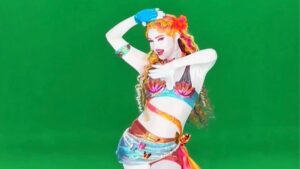 Dançarina revela bastidores de Just Dance e explode na internet com os vídeos