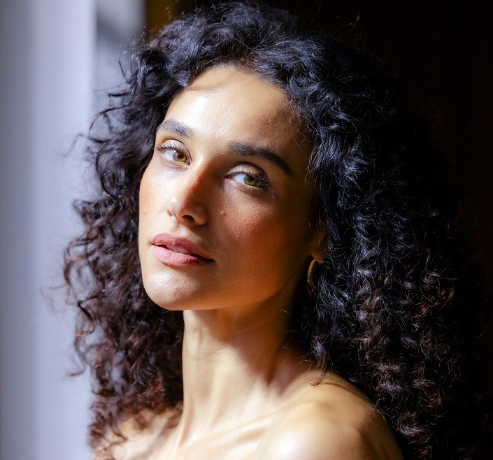 Débora Nascimento volta à Globo em Lá Na Minha Terra com personagem polêmica