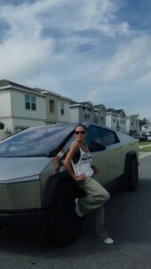 Deborah Secco ostenta carro de R$ 1,5 milhão em Orlando com a filha