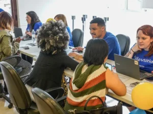 Desemprego cai a 5,2% e população ocupada bate recorde histórico no Brasil