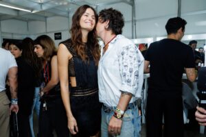 Di Ferrero usa binóculo e se emociona vendo Isabeli Fontana no SPFW