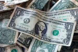 Dólar dispara para R$ 5,40 e Ibovespa cai 14% após segundo turno das eleições
