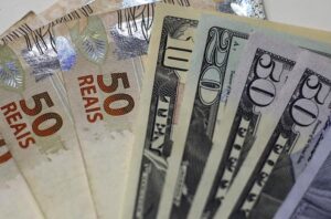 Dólar cai 4,4% e fecha abaixo de R$ 5 após primeiro turno das eleições