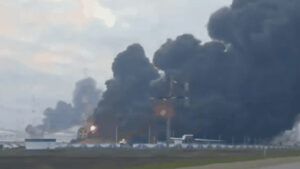 Drones ucranianos atingem refinaria e depósito de petróleo na Rússia com explosões