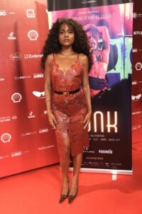 Duda Santos brilha no Festival do Rio com look de renda avaliado em R$ 44 mil