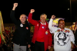 Edegar Pretto defende união pela democracia em comício em Pelotas
