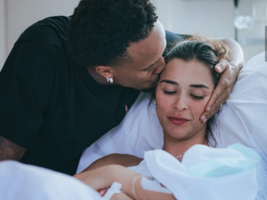 Éder Militão compartilha momento fofo de Cecília com o irmão recém-nascido