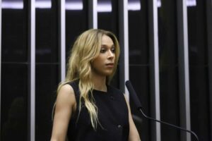 Pesquisa choca ao revelar 13 mil ataques contra candidatas LGBT+ e Erika Hilton é principal alvo