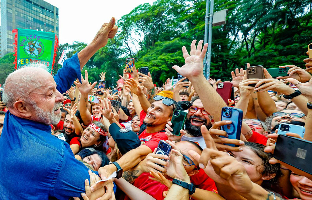 Lula cumprimenta apoiadores que erguem celulares durante ato na Avenida Paulista