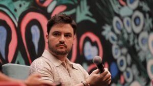 Felipe Neto abre suas redes sociais contra Flávio Bolsonaro: ‘Vou usar minha voz para evitar o terror’