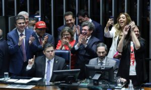 Fim da escala 6×1 é aprovado: trabalhadores terão duas folgas semanais a partir de dezembro
